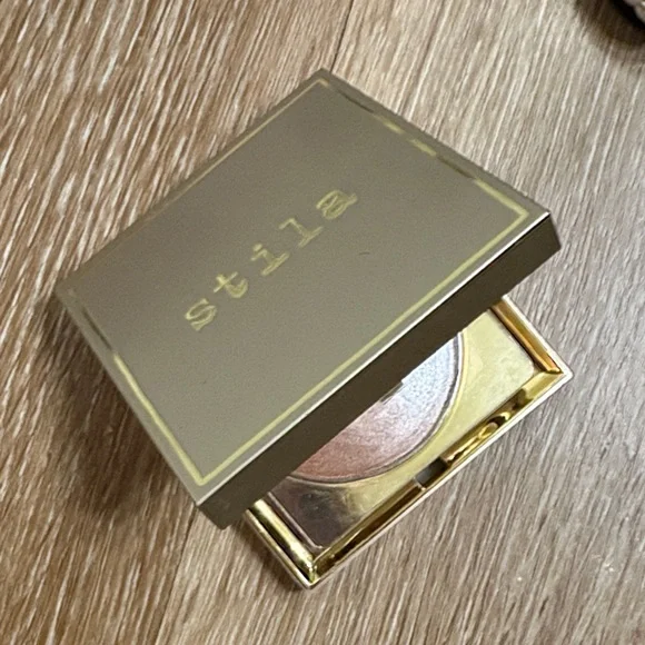 Stila KITTEN Highlighter in Gold compact with mirror - Picture 1 of 7